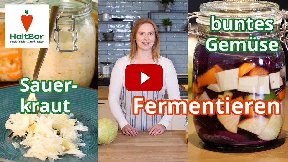 Dorothee steht in der Küche und zeigt in diesem Video wie man Lebensmittel durch Fermentation haltbar macht